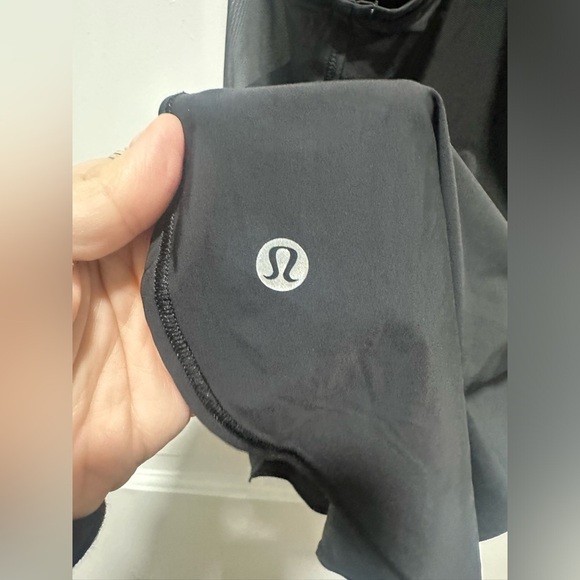 Lululemon Twist Around Tank *Light Support For C/D Cup Black Size 4 W1AIDS - Picture 7 of 7